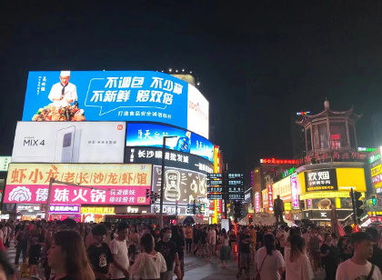 人流聚集的商業街，如何通過標識導視系統設計實現有序指引？