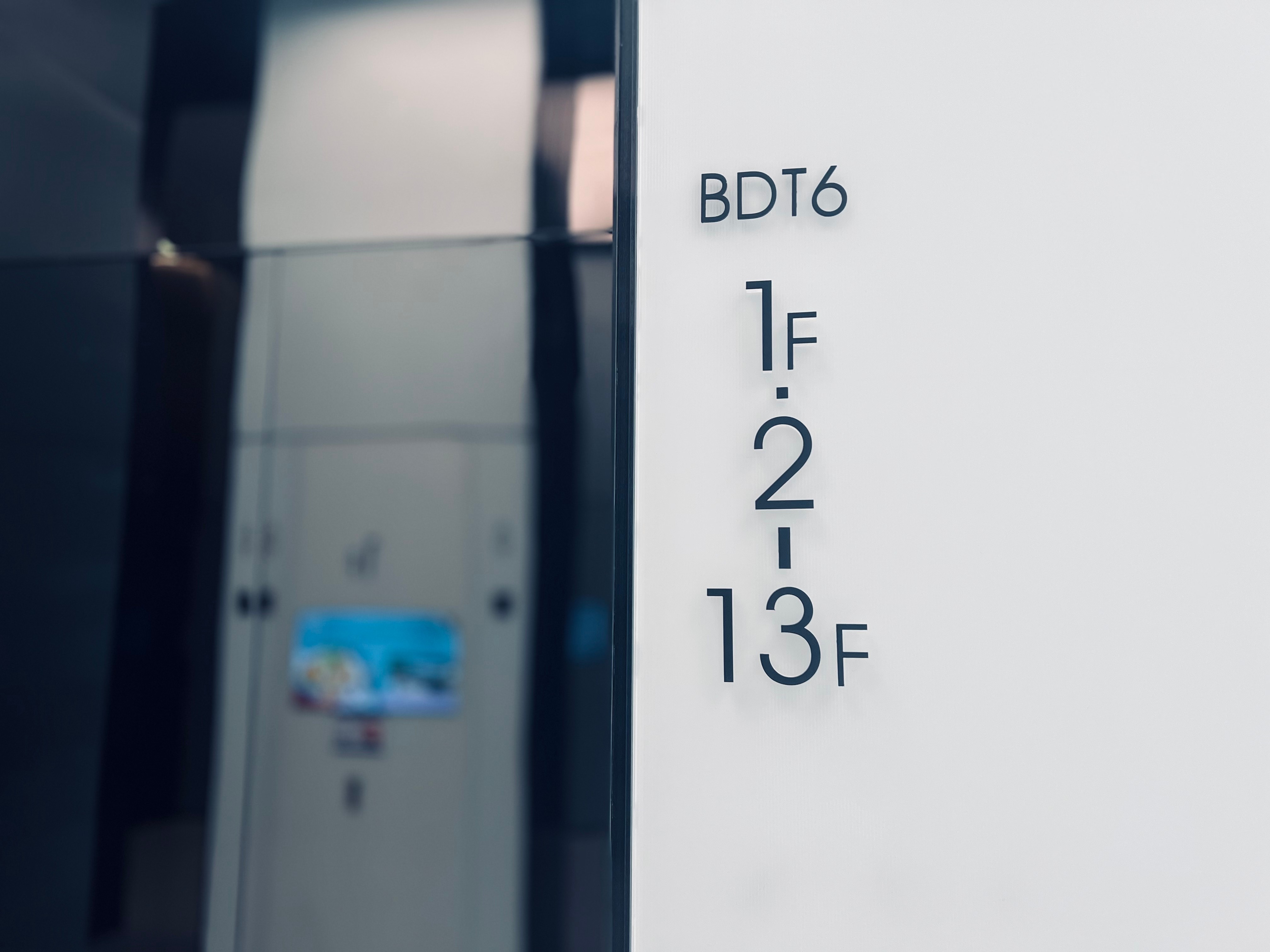 高端現代辦公樓標識設計如何彰顯溫度與設計感？