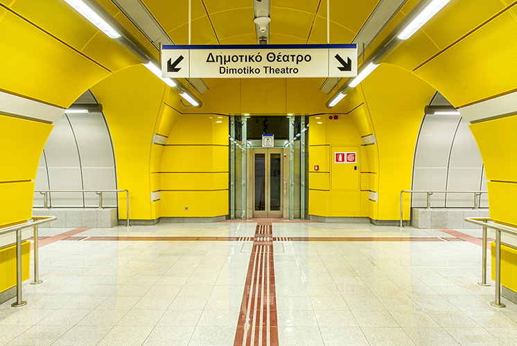 地產標識中黃色標識牌帶來的視覺效果有哪些？