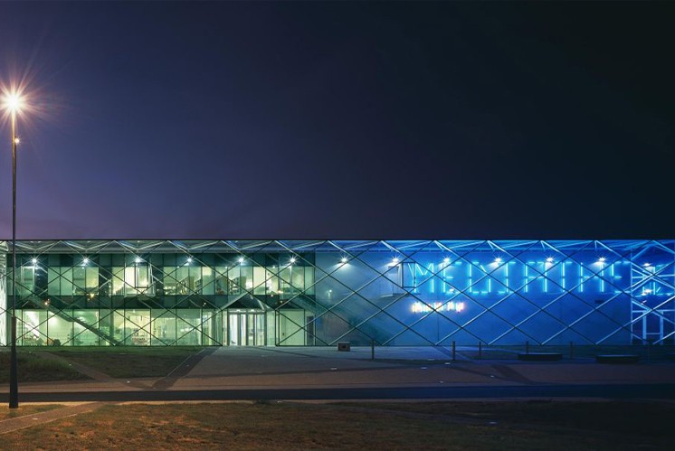 未來感爆棚|運用燈光創造出動感科技氛圍的導視牌