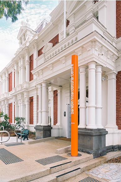 “色彩與理念的交響：戴瑞賓跨文化中心導視牌設計賞析”