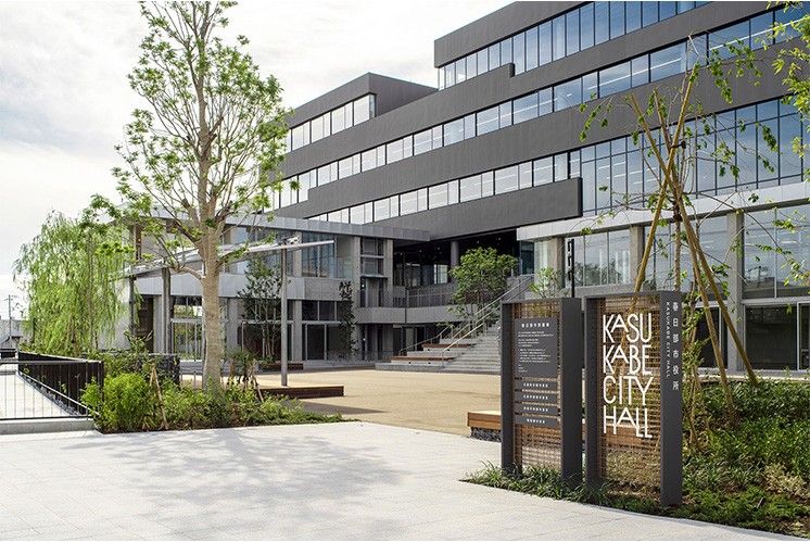 市政廳標識設計：紫藤與網狀面板的創新融合