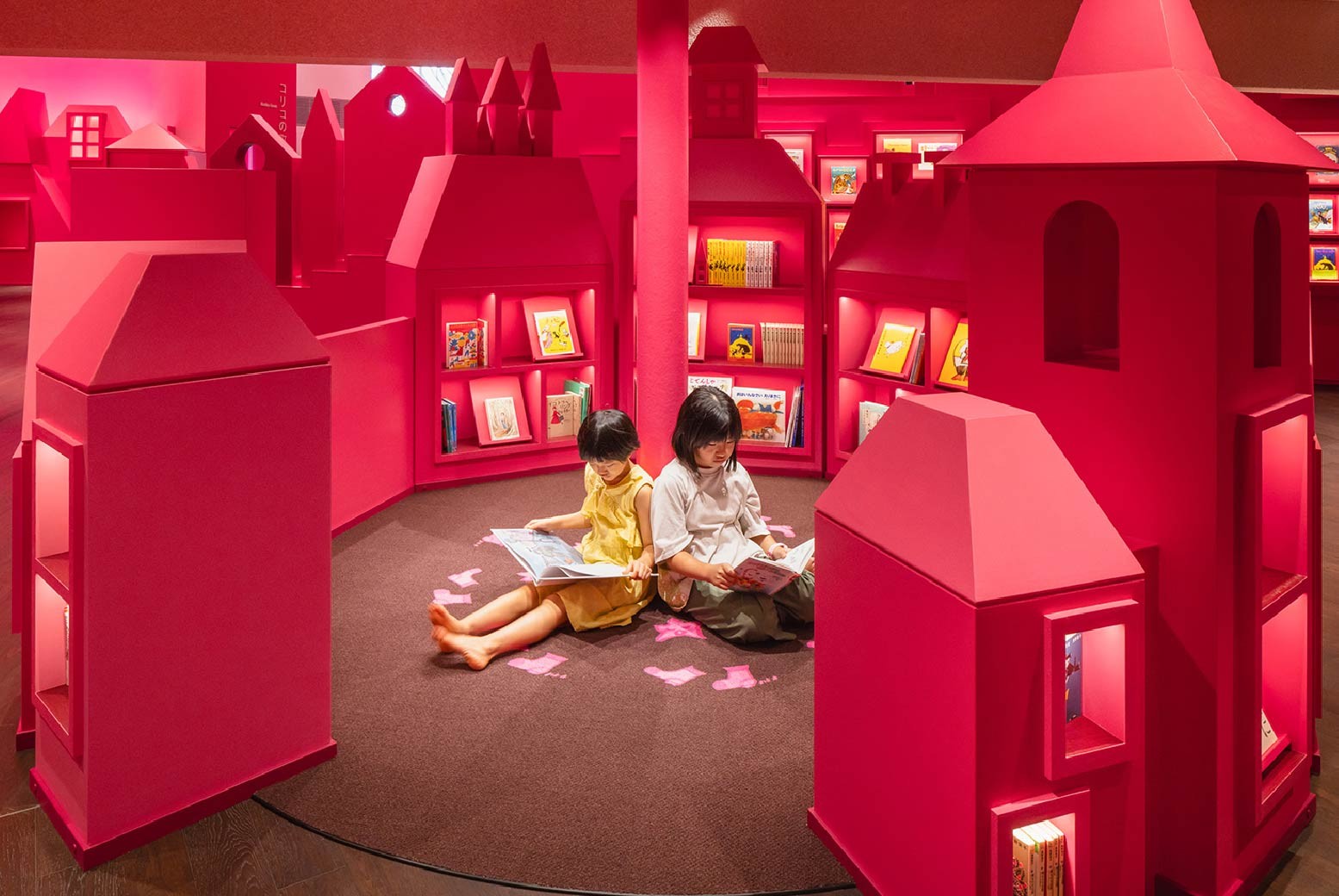 童話的導航者：草莓色導視重塑兒童文學空間