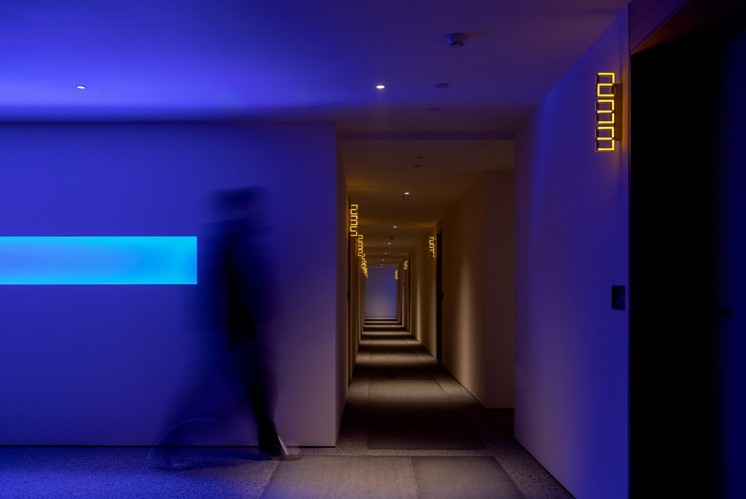 光影織就的標識詩章 ——WNDR光影藝術酒店標識設計賞析