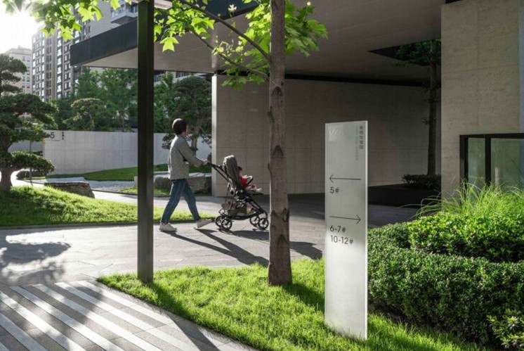 【玫瑰園】住宅標識設計：通透感與質感兼具的磨砂玻璃標識